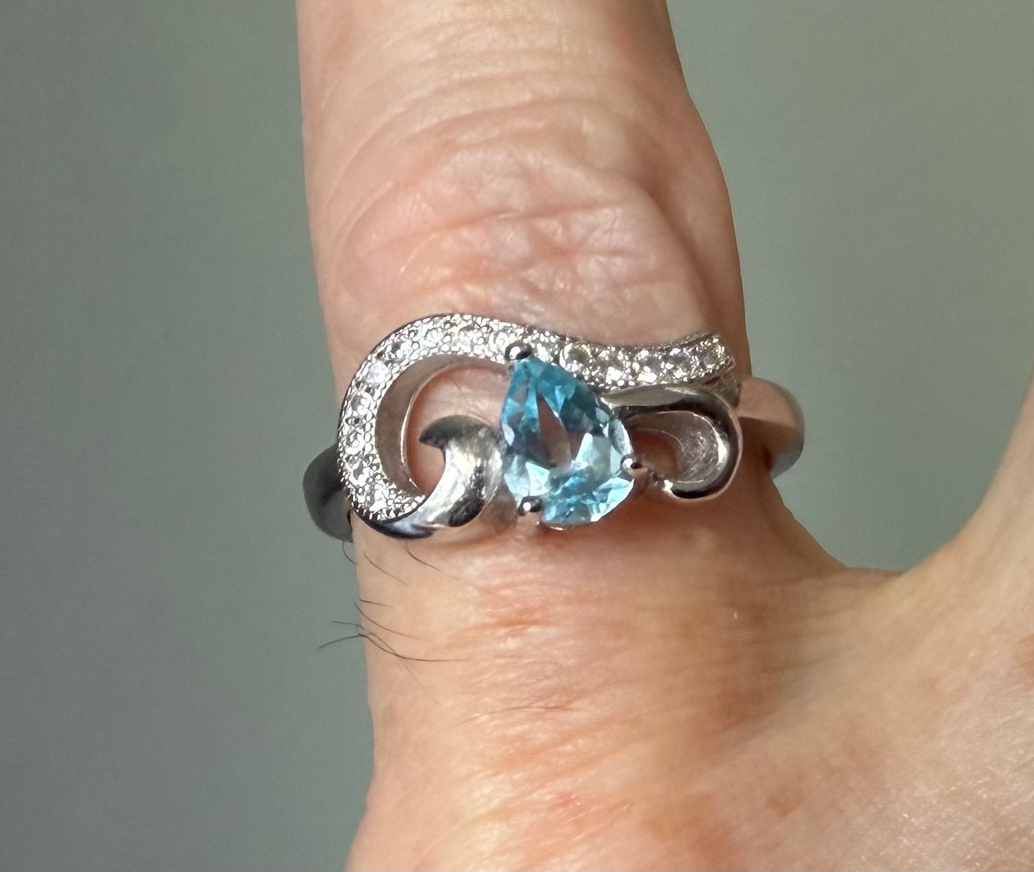 Zilveren ring met blauwe toermalijn en markasiet., Nieuw, Ophalen of Verzenden, 17 tot 18, Met edelsteen