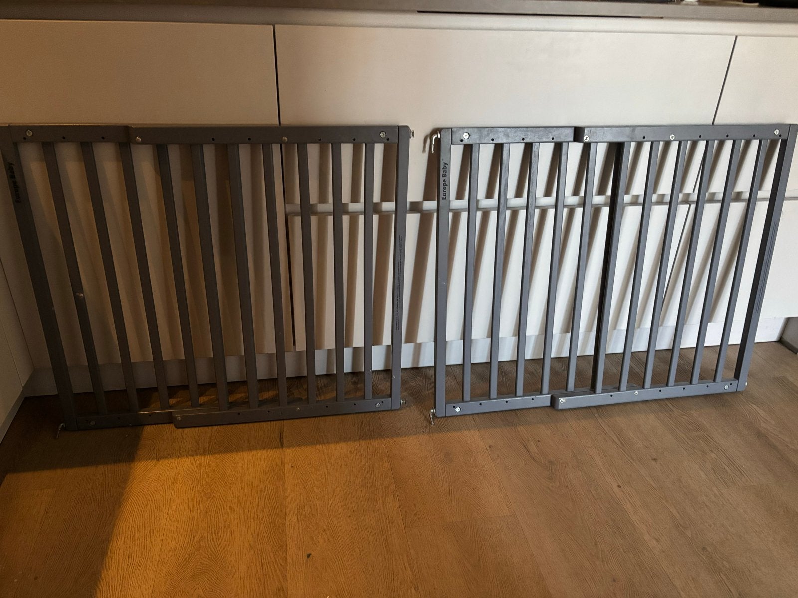 2x Europe Baby Veiligheidshekje - Metaal, Grijs, Kinderen en Baby's, Traphekjes, Gebruikt, Overige typen, 100 tot 115 cm, Ophalen of Verzenden