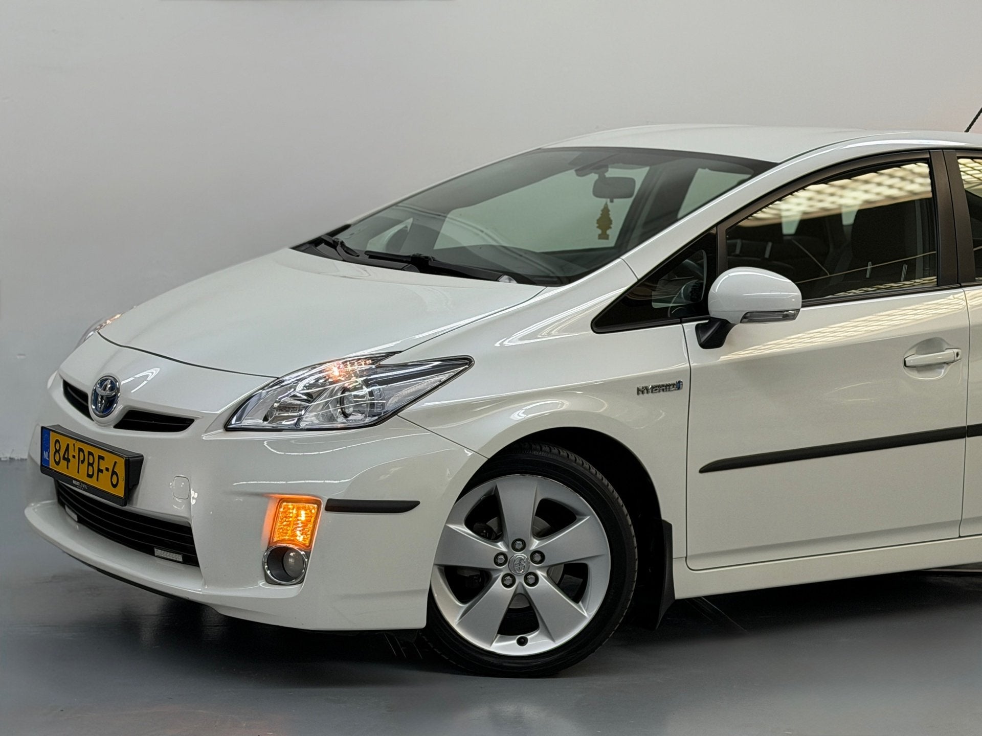 Toyota Prius 1.8 Aspiration Lage KM Dealeronderhouden Garant, Auto's, Gebruikt, 4 cilinders, Wit, Bedrijf