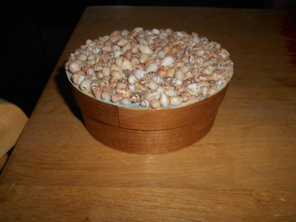 mooi spanen oud  ovaal doosje met schelpjes, Antiek en Kunst, Ophalen of Verzenden