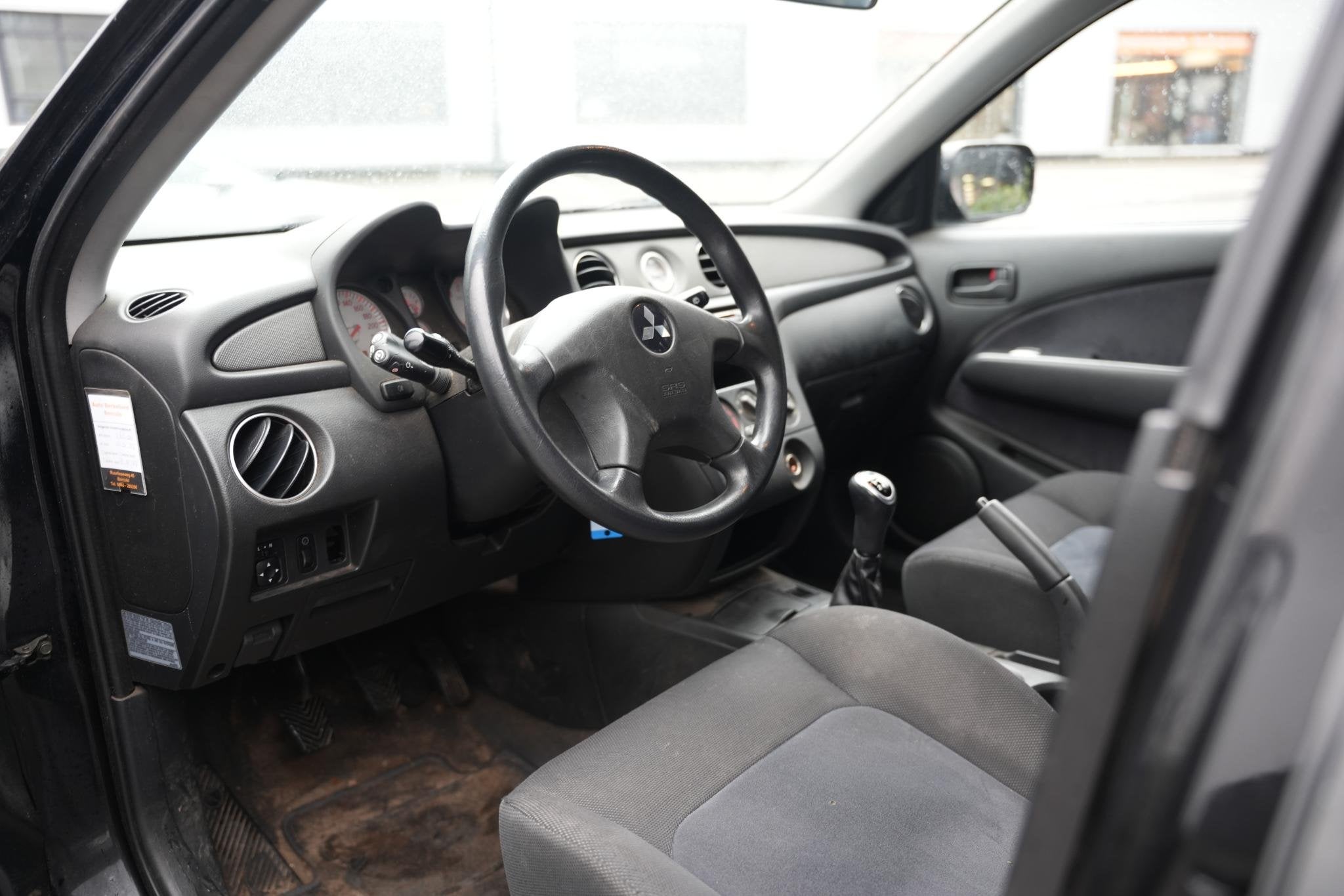Mitsubishi Outlander 2.0 Comfort Airco Radio/CD Trekhaak, Auto's, Voorwielaandrijving, 4 cilinders, Zwart, Handgeschakeld