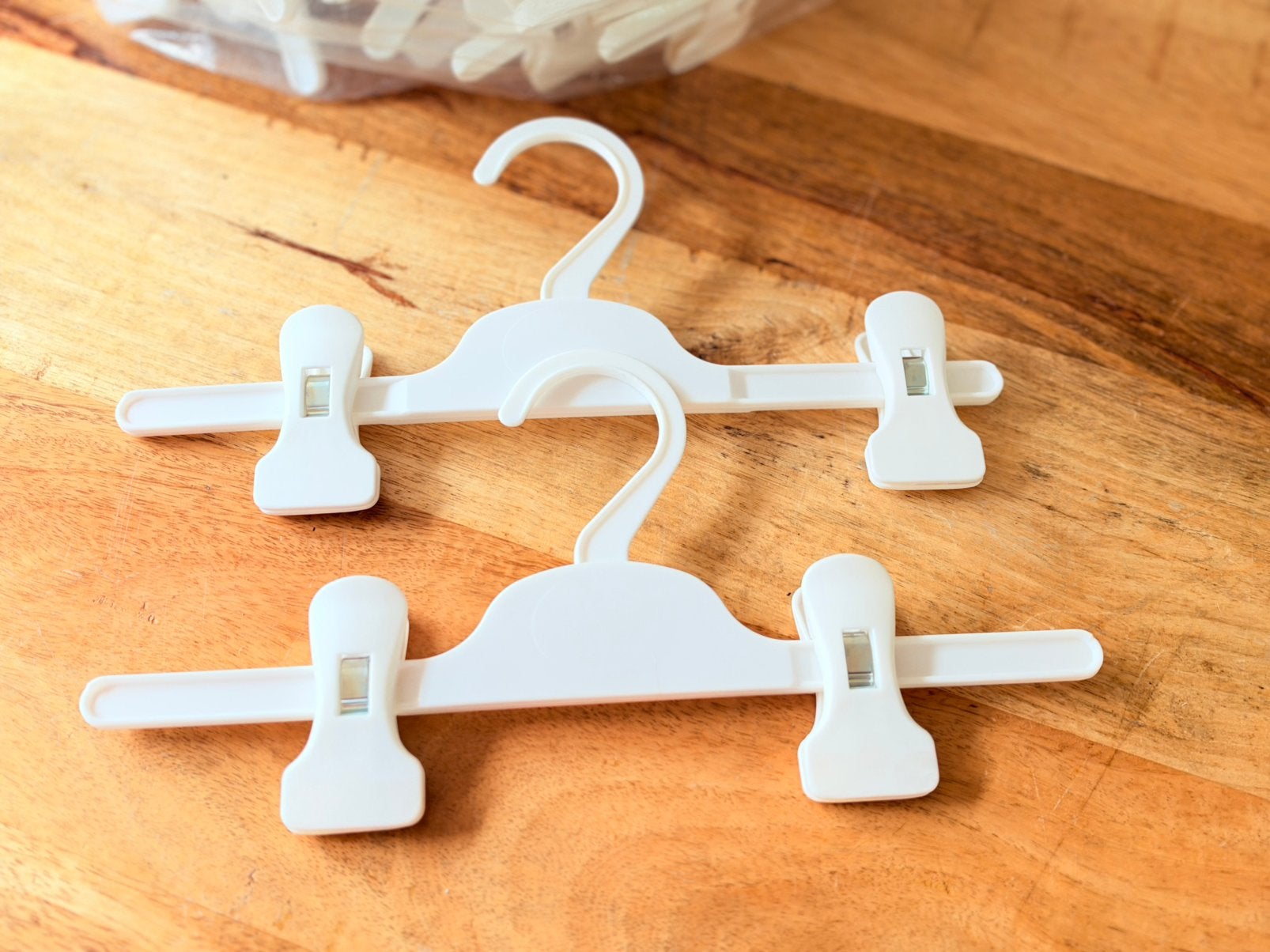 Kleerhangers wit kinderkleding met knijpers 95 stuks, Ophalen of Verzenden, Zo goed als nieuw