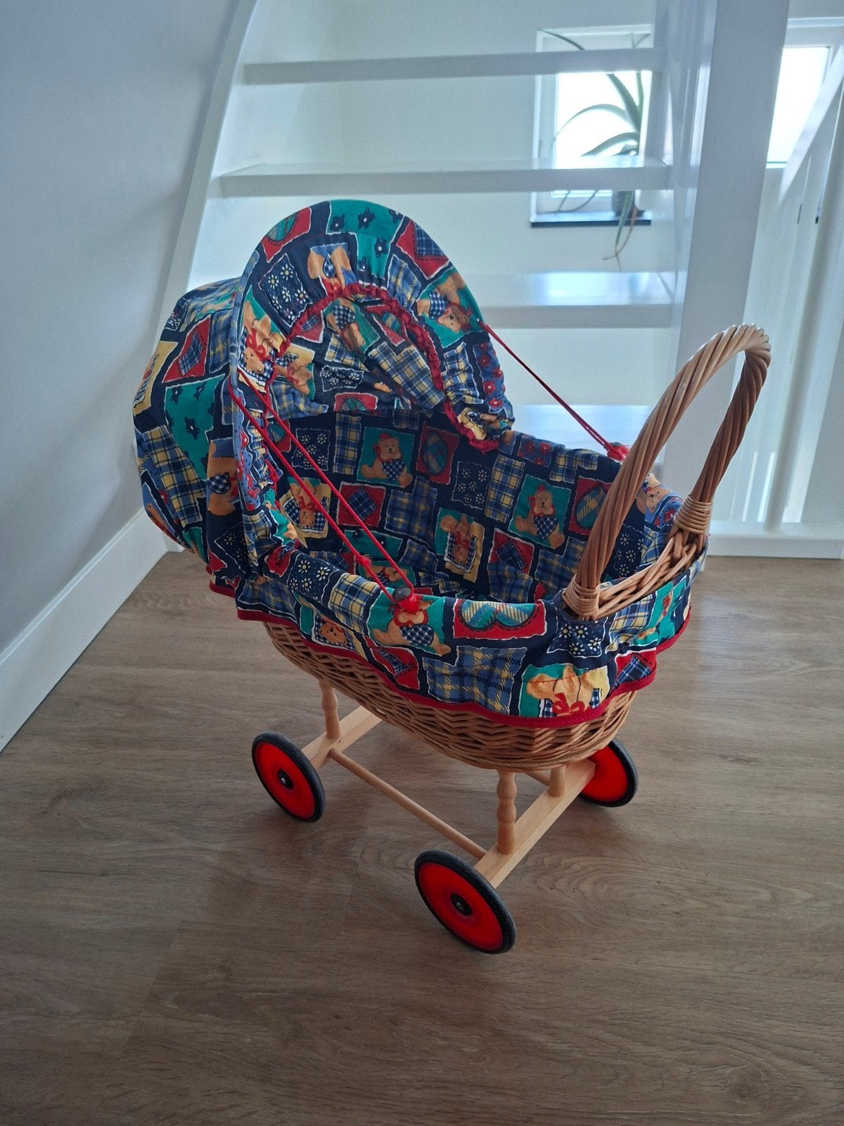 Vintage rieten poppenwagen met teddybeer bekleding, Ophalen, Gebruikt, Overige typen, Met wieltjes