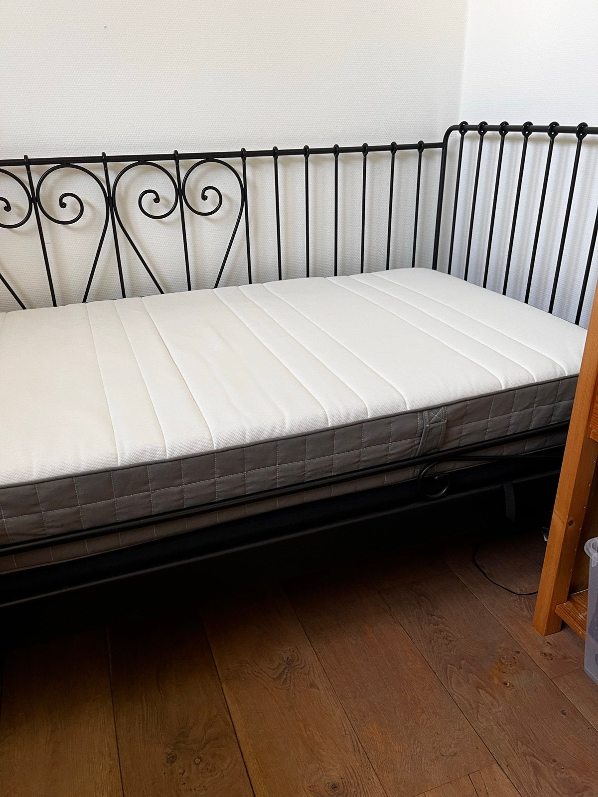 Ikea bedbank met matras, Ophalen, Verstelbaar, Eenpersoons, Zwart