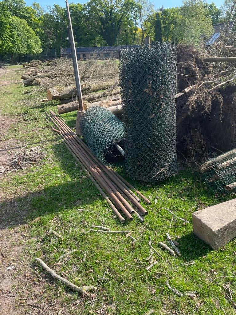 Heras hekwerk 70m met betonvoetpalen en prikkeldraad, Tuin en Terras, Tuinhekken en Hekwerk, Ophalen, Gebruikt, IJzer, Gaashekwerk
