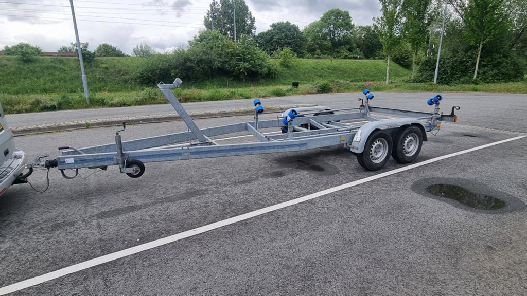 Harbeck boottrailer - Dubbelassig, geremd, Ophalen, Gebruikt, 1500 tot 3000 kg, 6 tot 9 meter