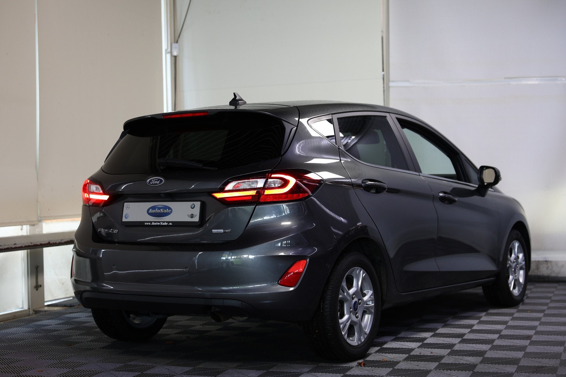 Ford Fiesta 1.0 EcoBoost Hybrid 39.000 km Titanium AUT CARPL, Auto's, Stof, Gebruikt, Zwart, Automatische klimaatregeling