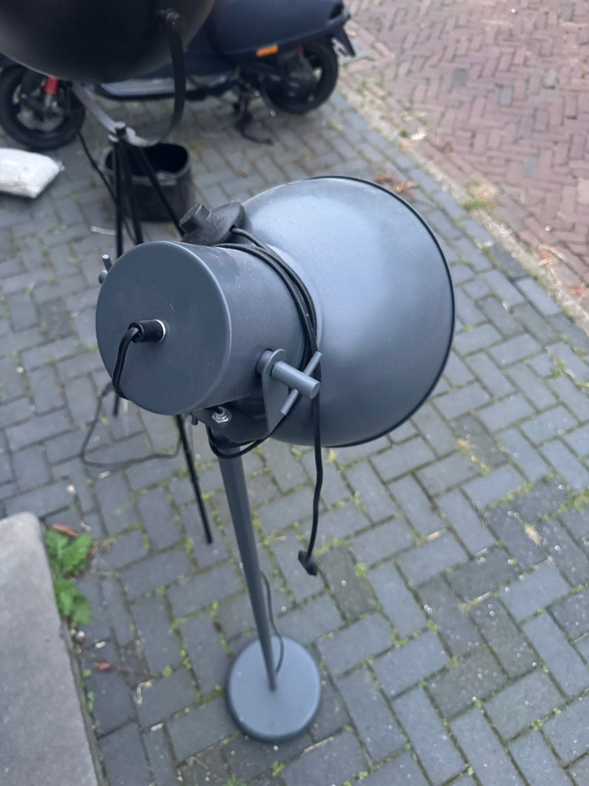 Grijze vloerlamp met grote kap, Gebruikt, Metaal, 150 tot 200 cm, E27 (groot)