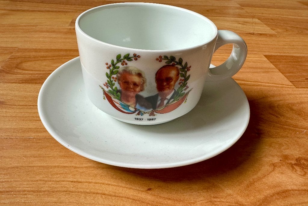 Kop en schotel 50 jarig huwelijk Juliana & Bernhard, Verzamelen, Koninklijk Huis en Royalty, Ophalen of Verzenden, Nieuw, Nederland