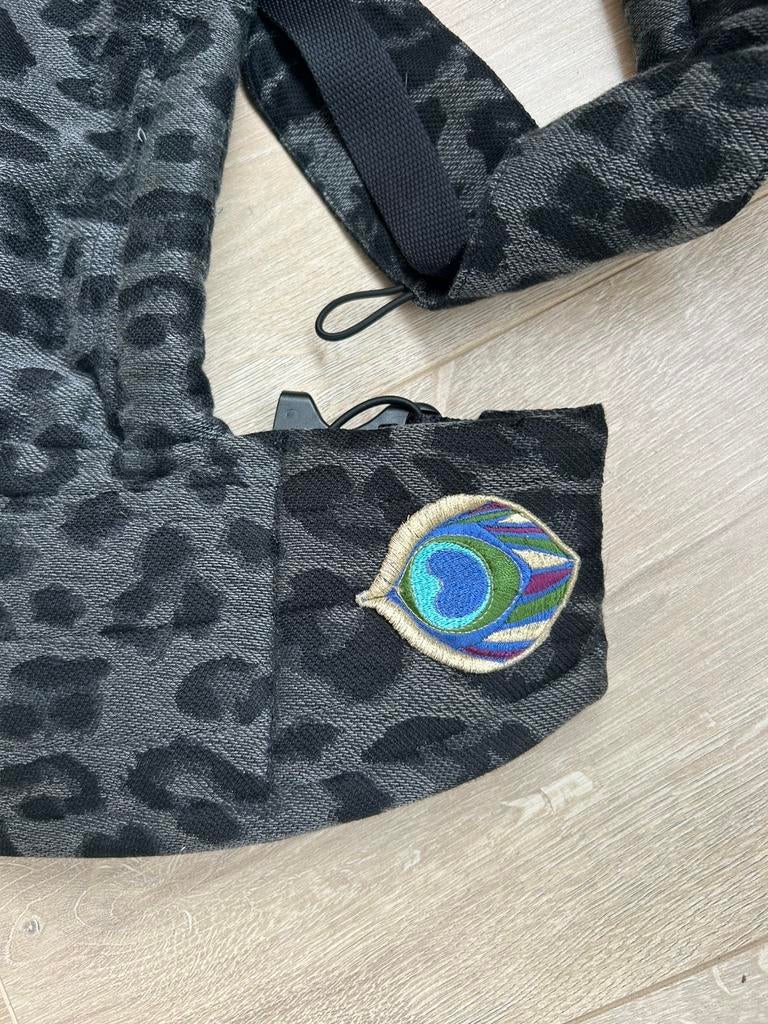 Artipoppe leopard grey goede staat!, Buik of Rug, Zo goed als nieuw, Draagzak, Ophalen