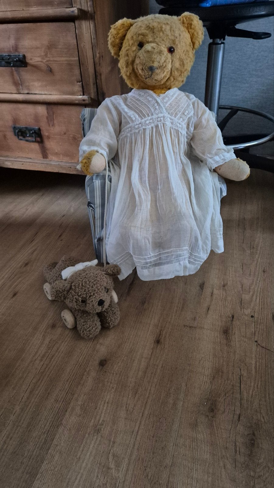 Antieke Teddybeer met stoeltje, Ophalen of Verzenden, Gebruikt, Stoffen beer, Overige merken