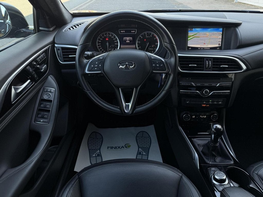 Infiniti Q30 1.6t Premium Tech - NAVI/LEER/BOSE/360CAM/NAP, Auto's, Infiniti, Voorwielaandrijving, Gebruikt, 4 cilinders, 700 kg