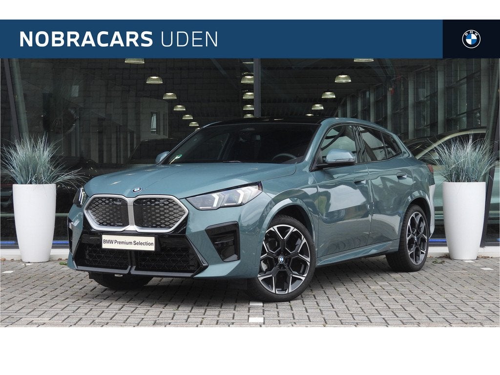 BMW iX2 eDrive20 M Sport / Panoramadak / Sportstoelen / Acht, Auto's, BMW, 478 km, Met garantie (alle), 24 min, Origineel Nederlands
