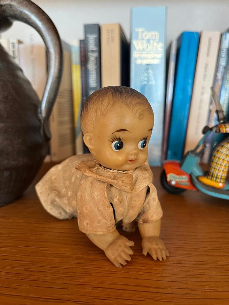 Vintage kewpie-pop van plastic – kruipende baby, Ophalen