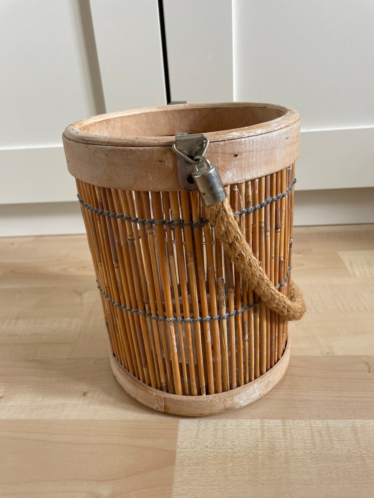 Leuke rieten kaars houder, kaarslicht, windlicht met touw, Huis en Inrichting, Woonaccessoires | Kandelaars en Kaarsen, Overige materialen