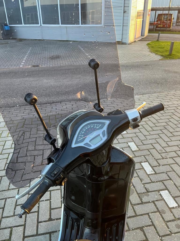 Vespa sprint 2017 incl helm en regenhoes geel kenteken, Fietsen en Brommers, Scooters | Vespa, Benzine, Ophalen