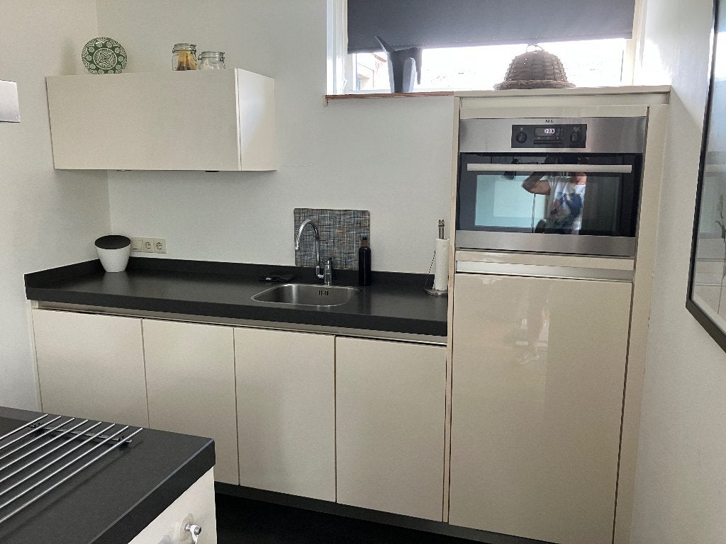 Gebruikte hoogglans keuken met schiereiland en servieskastje, Huis en Inrichting, Keuken | Complete keukens, Ophalen, Gebruikt