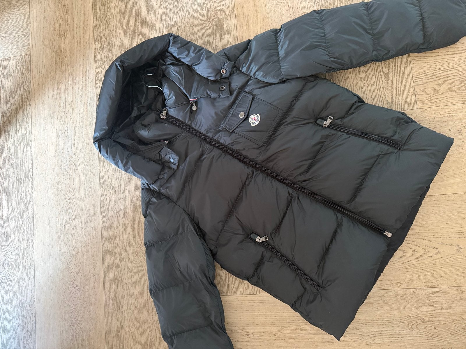 Moncler Maya donsjack, Ophalen of Verzenden, Nieuw, Maat 42/44 (L), Zwart