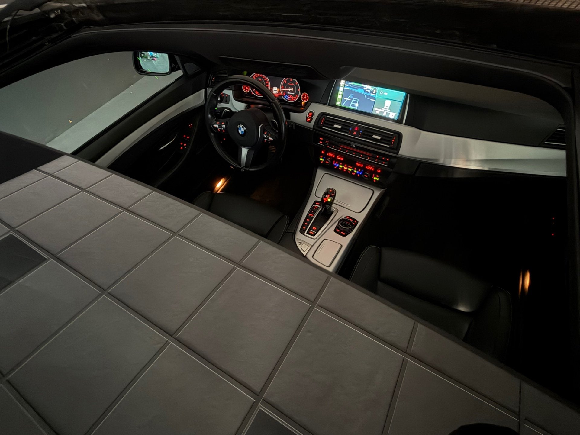 BMW 5-serie Touring M550xd PANO/HUD/MASSAGE 2X/HARMANK/MEMOR, Automaat, Gebruikt, 2993 cc, Blauw