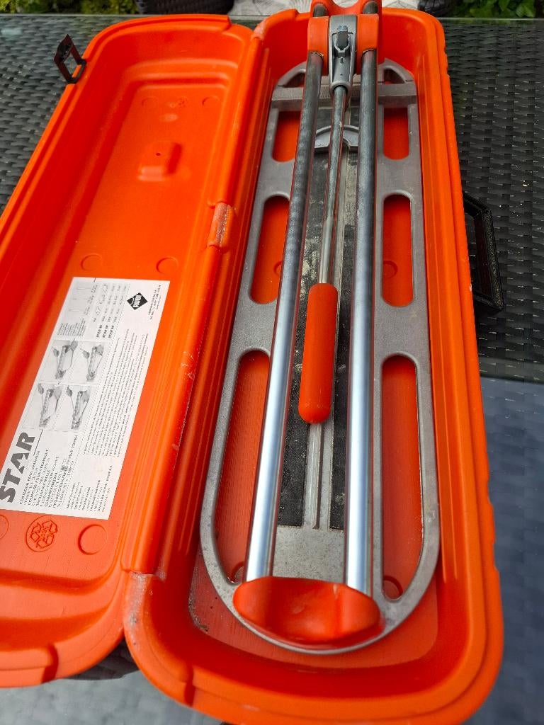 tegel snijder, Ophalen, Zo goed als nieuw