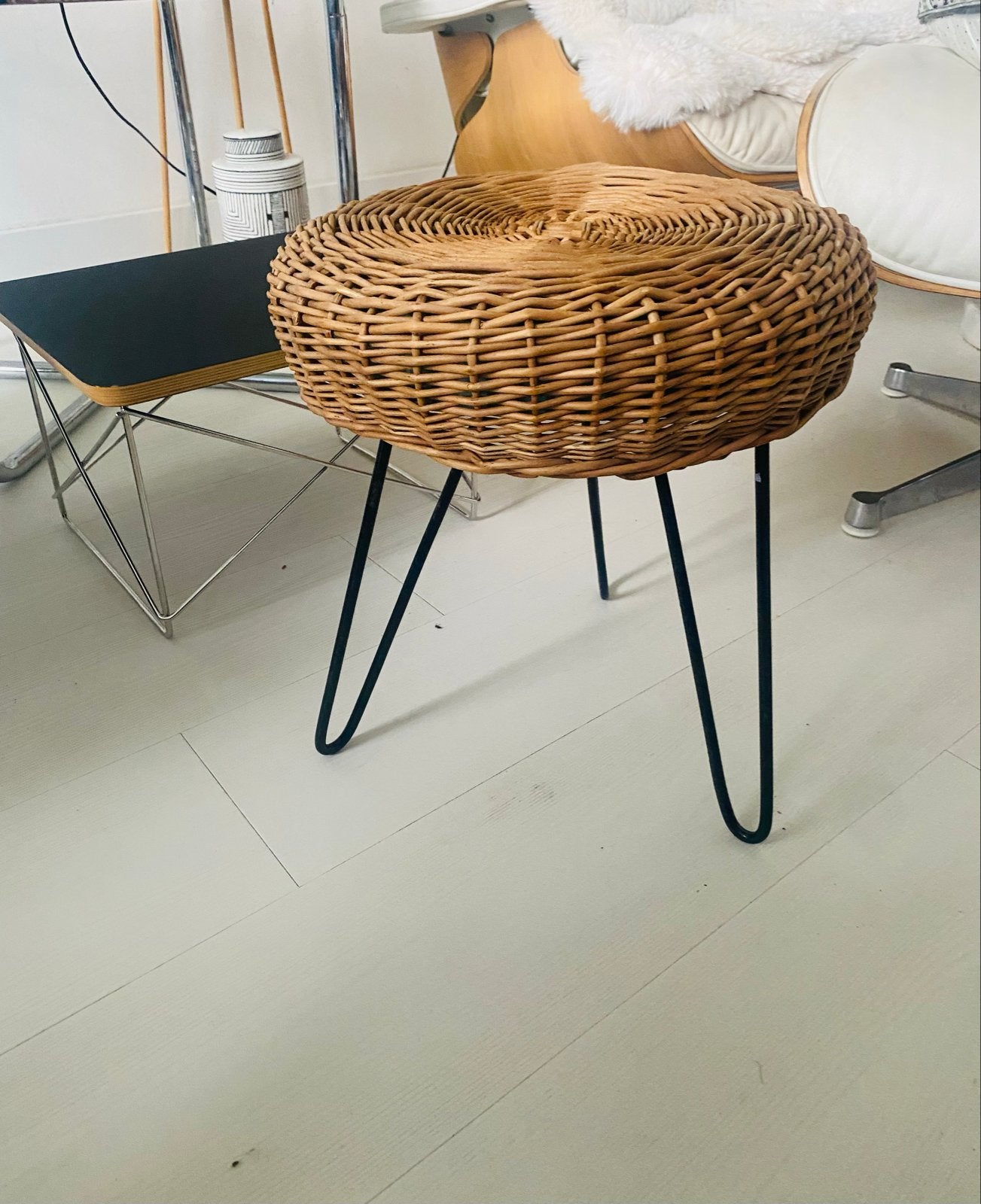 Vintage rotan krukje met haarspeldpoten of voetenbankje, Huis en Inrichting, Ophalen of Verzenden, Gebruikt, Overige materialen