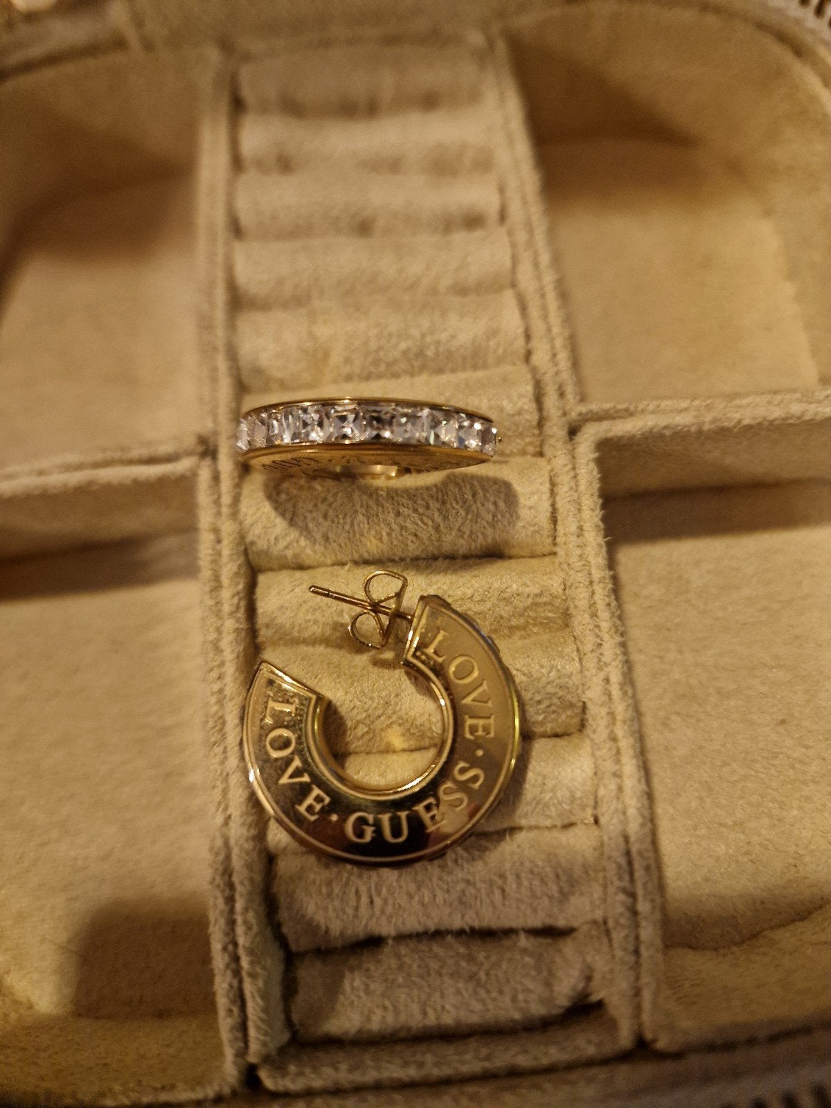 Guess oorbellen goudkleurig met 'Love Guess' opschrift, Sieraden, Tassen en Uiterlijk, Overige materialen, Hangers, Ophalen of Verzenden