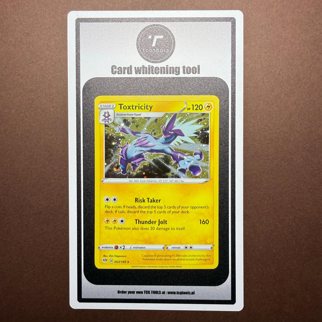 Toxtricity - 063/189 Holo - Pokémon Kaart, Hobby en Vrije tijd, Verzamelkaartspellen | Pokémon, Verzenden, Zo goed als nieuw, Losse kaart