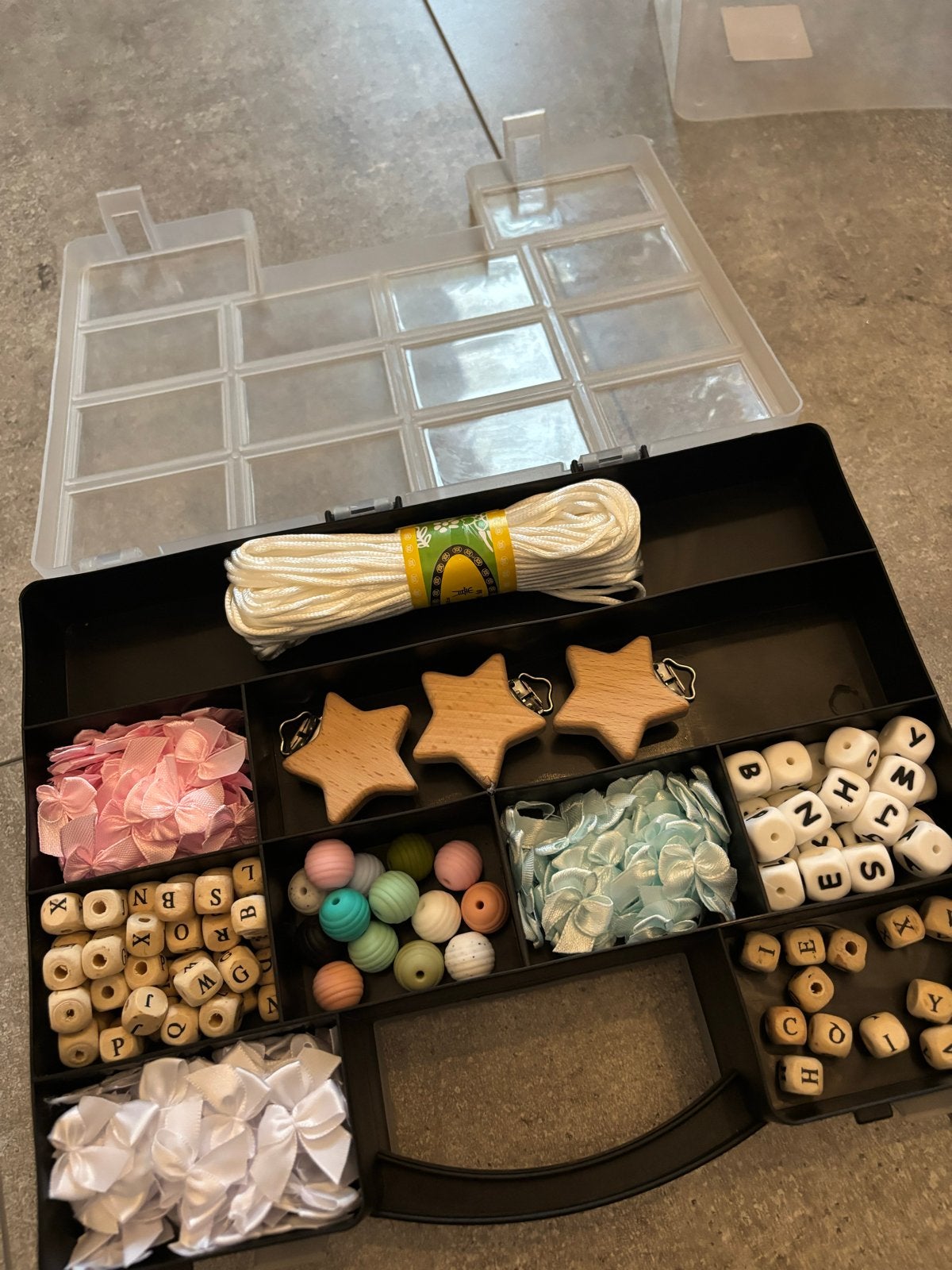 Grote set kralen en benodigdheden voor speenkoorden, Hobby en Vrije tijd, Kralen en Sieraden maken, Ophalen of Verzenden, Gebruikt