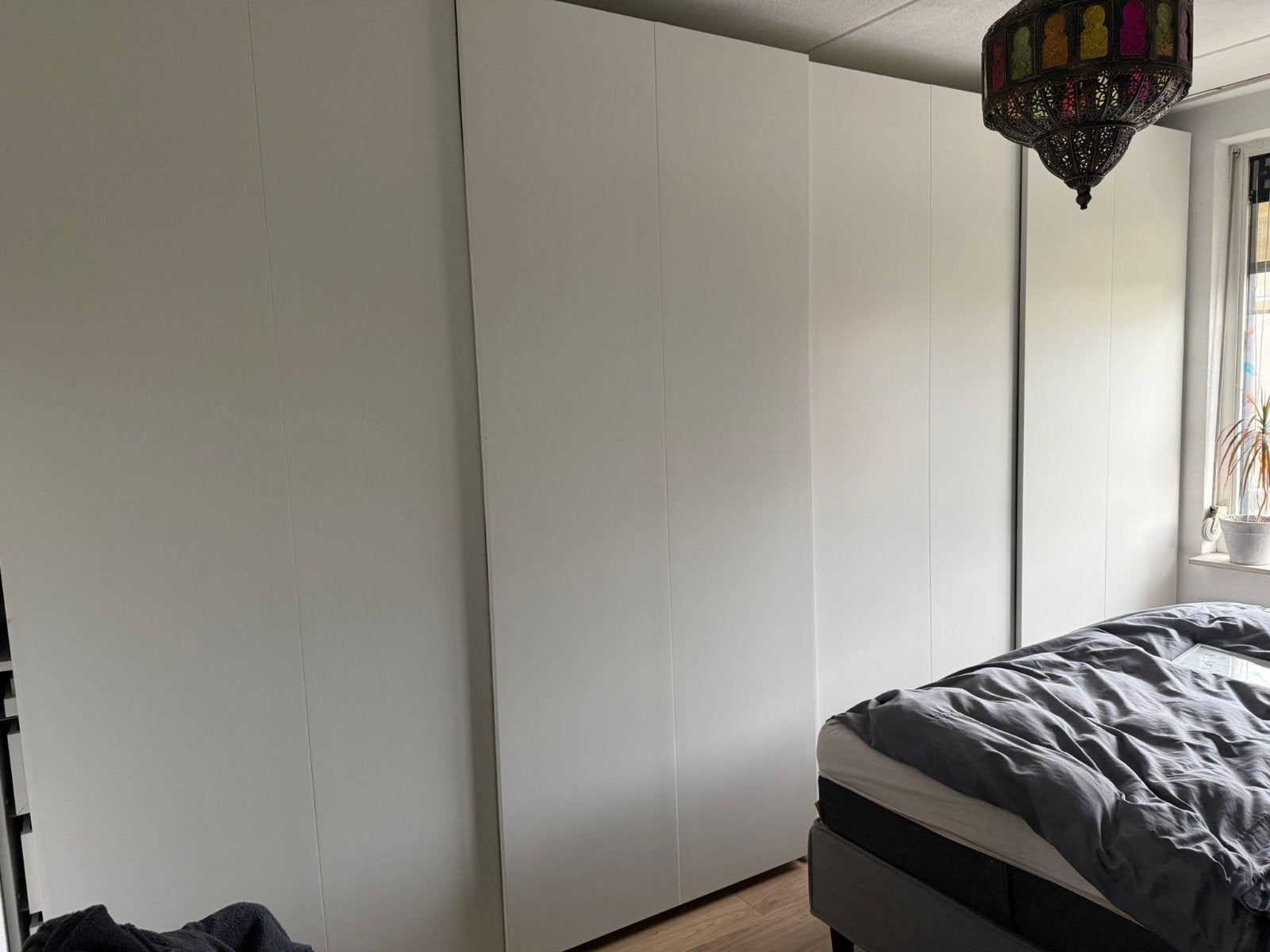 Witte kledingkast met schuifdeuren en opbergers, Huis en Inrichting, Ophalen, Gebruikt, 200 cm of meer, 50 tot 75 cm