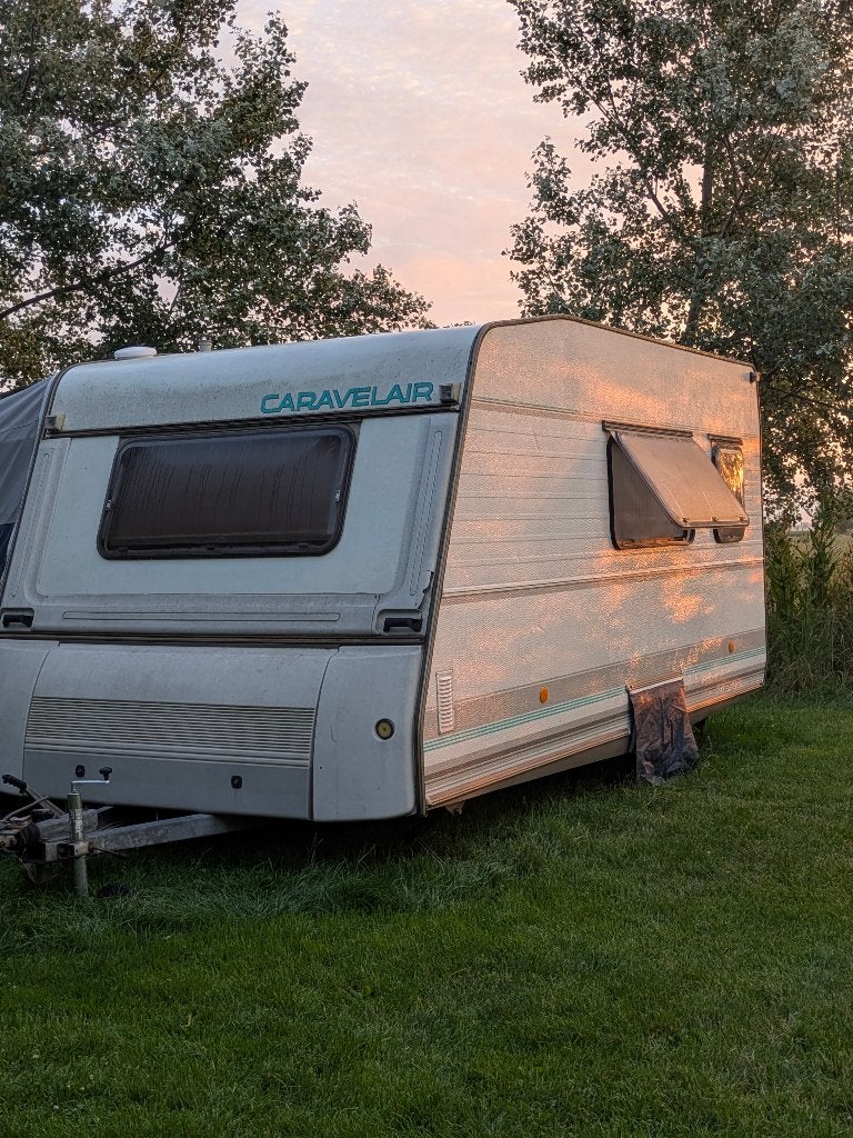 VERKOCHT : Caravelair Bamba 1991 | 5-persoons, 2 aparte bedden, Standaardzit, Openslaande ramen, 750 - 1000 kg