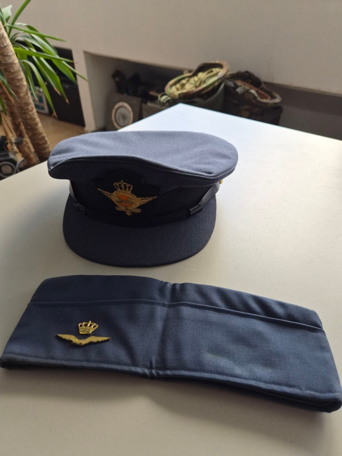 KLU pet en schuitje, Ophalen of Verzenden, Luchtmacht, Nederland, Helm of Baret