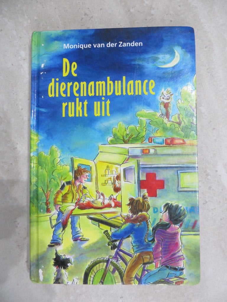 De dierenambulance rukt uit - Monique van der Zanden, Ophalen of Verzenden, Gelezen, Fictie algemeen