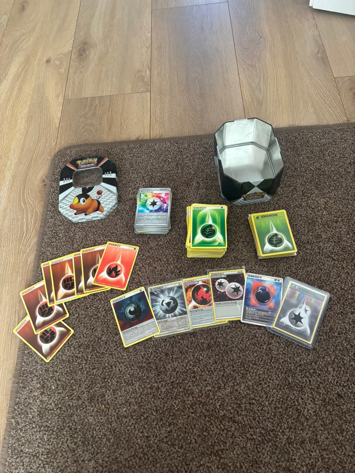 tin vol met oude pokemon energy kaarten! Incl. Zeldzame., Ophalen of Verzenden, Winkel, Super of Benzinepomp, Volle spaarkaart