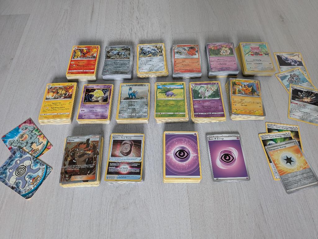 Set +/- 700 Pokemonkaarten met munten, boekjes en blikken, Ophalen, Zo goed als nieuw, Meerdere kaarten