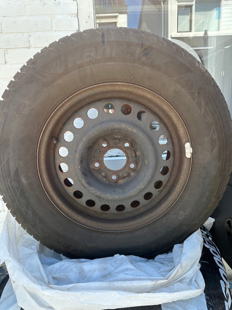 Nieuwe Hankook winterbanden 225/70 R16 103H & Stalen velgen, 16 inch, Banden en Velgen, Nieuw, Terreinwagen