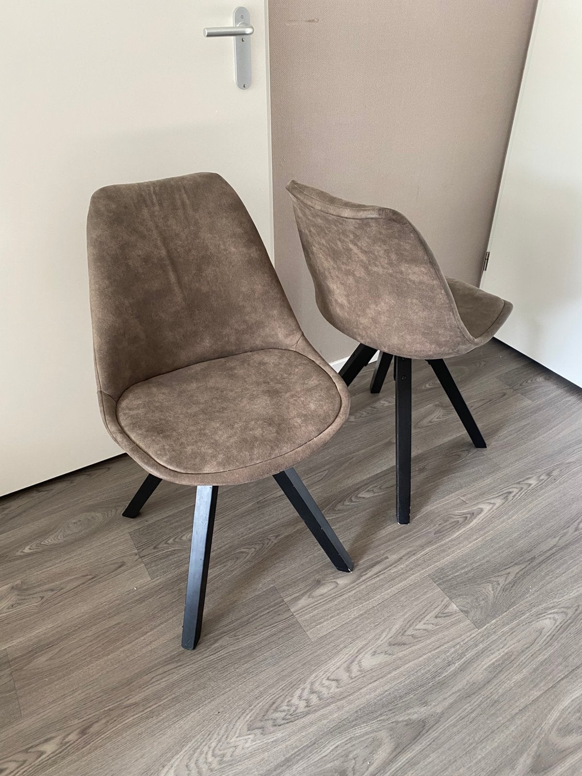 2 mooie eetkamerstoelen kleur taupe, Huis en Inrichting, Stoelen, Ophalen, Zo goed als nieuw, Overige kleuren, Vier