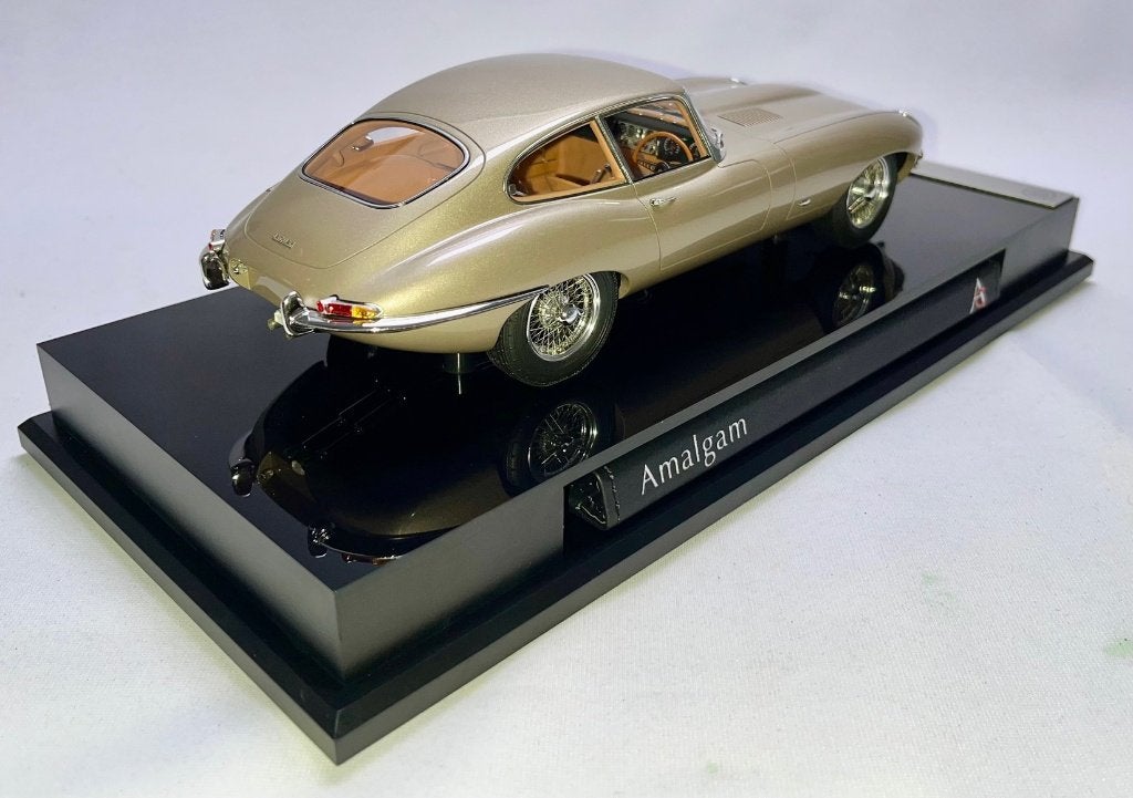Jaguar E-Type Coupe Goud 1:18 van Amalgam, Hobby en Vrije tijd, Modelauto's | 1:18, Ophalen of Verzenden, Nieuw, Auto, Overige merken