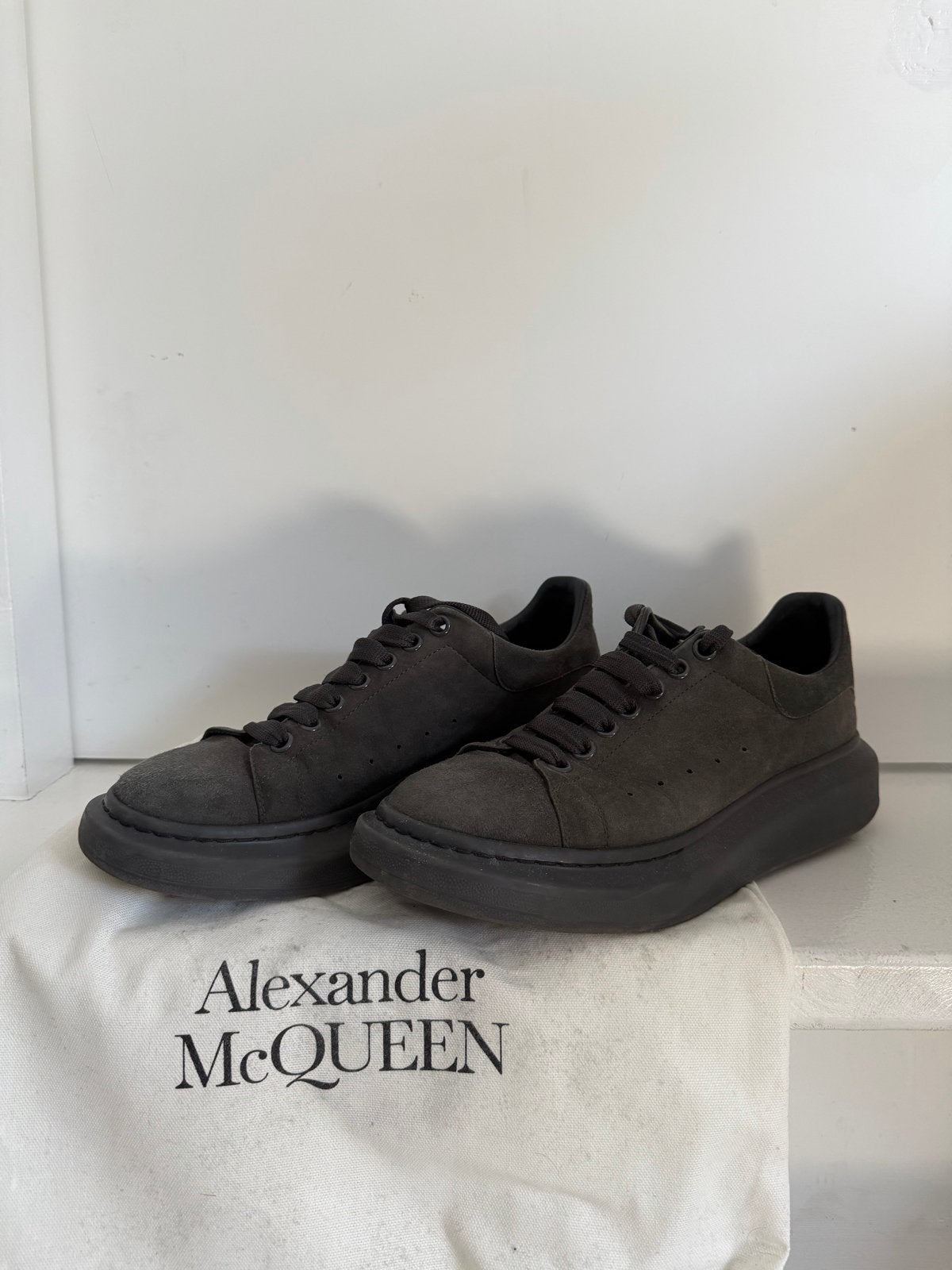 Alexander McQueen suède sneakers grijs maat 42, Ophalen of Verzenden, Zo goed als nieuw, Overige kleuren, Sneakers of Gympen