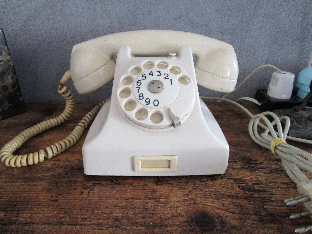 Wit bakelite PTT  Ericson telefoon 1962., Ophalen of Verzenden, Gebruikt, Met draaischijf
