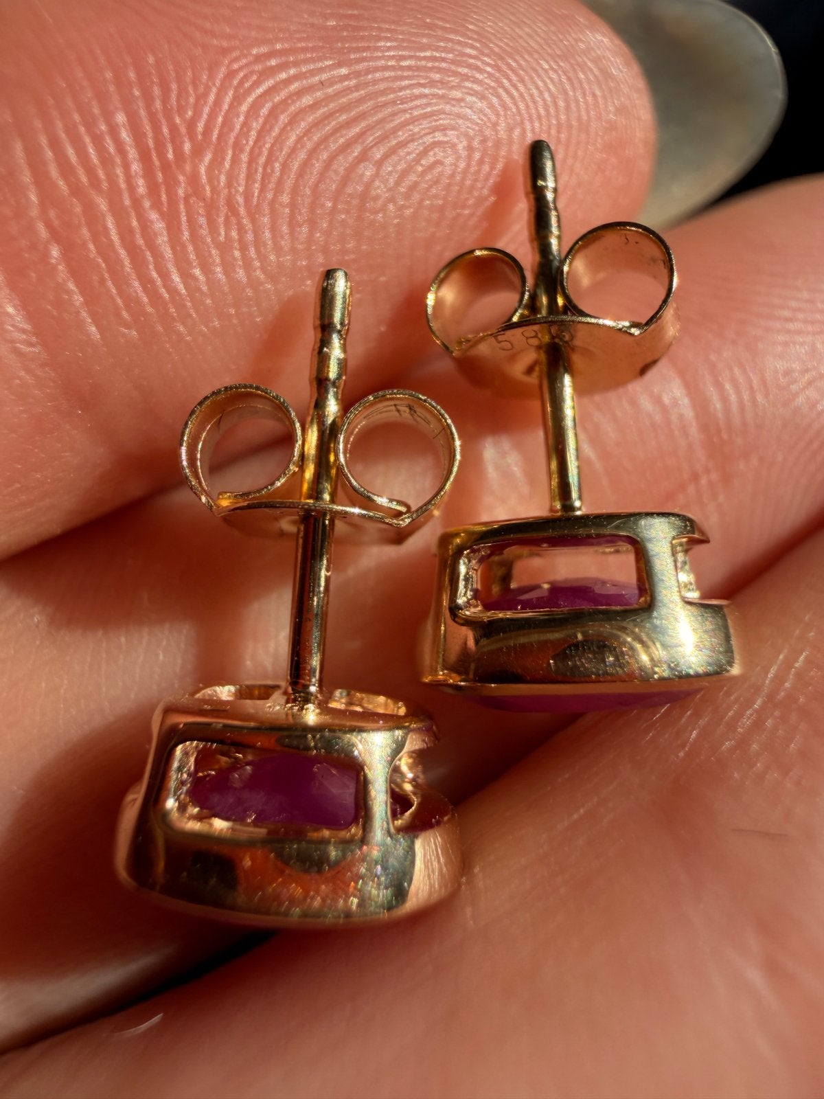 14k Geelgouden Oorbellen met 1.7ct Robijn, 2.34g, Gebruikt, Ophalen of Verzenden, Met edelsteen, Knopjes of Stekers