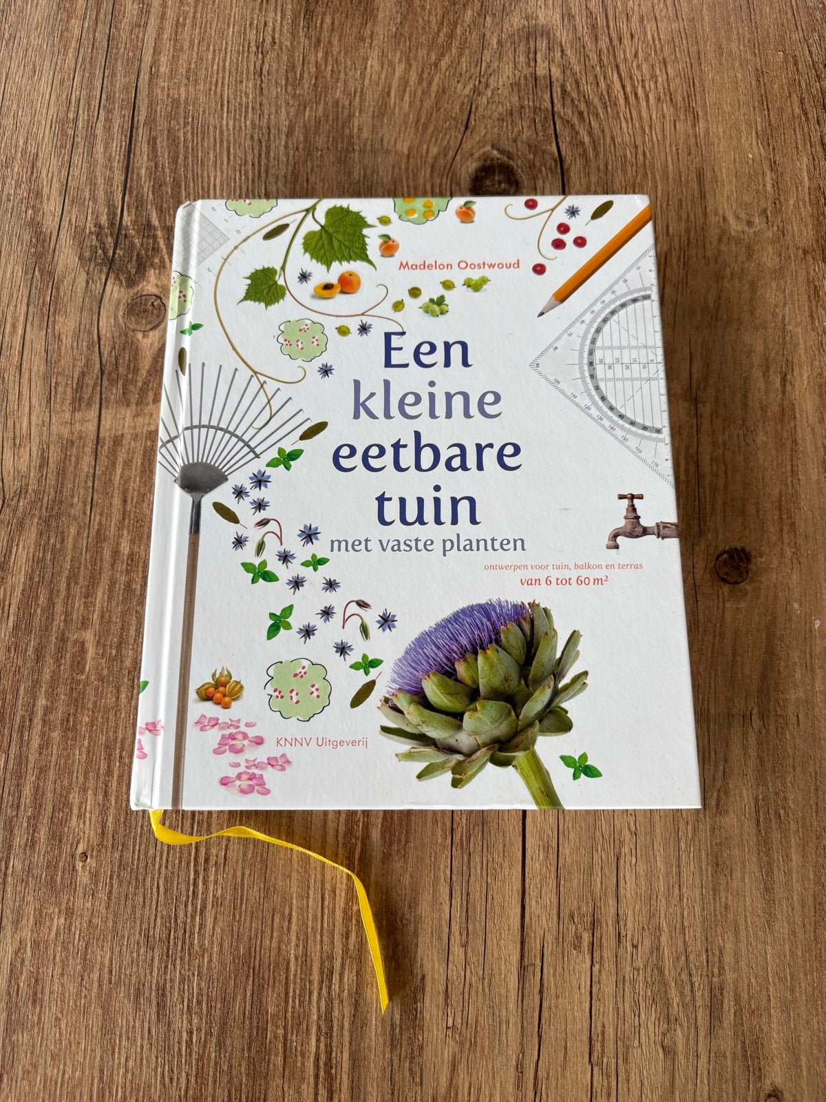 Een kleine eetbare tuin met vaste planten - Madelon Oostwoud, Ophalen of Verzenden, Zo goed als nieuw, Tuinieren en Tuinplanten