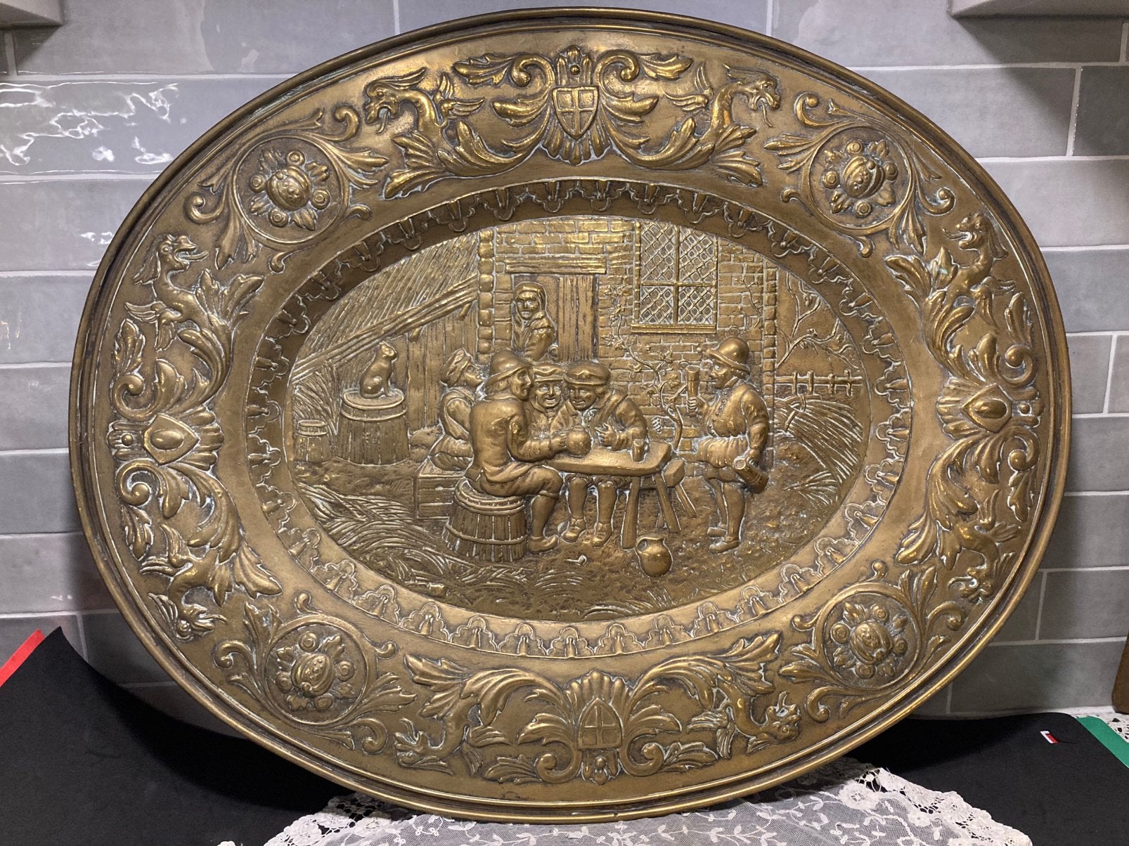 Groot messing wandbord, mannen aan tafel (261124c), Ophalen of Verzenden, Koper