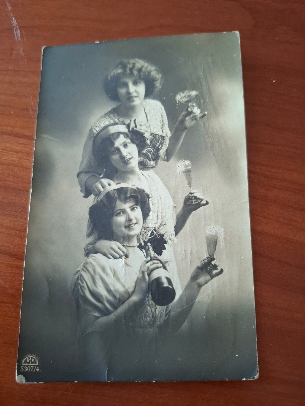 Oude ansichtkaart 1920: Drie vrouwen met champagne, Ophalen of Verzenden, 1920 tot 1940, Gelopen, Feest(dag)