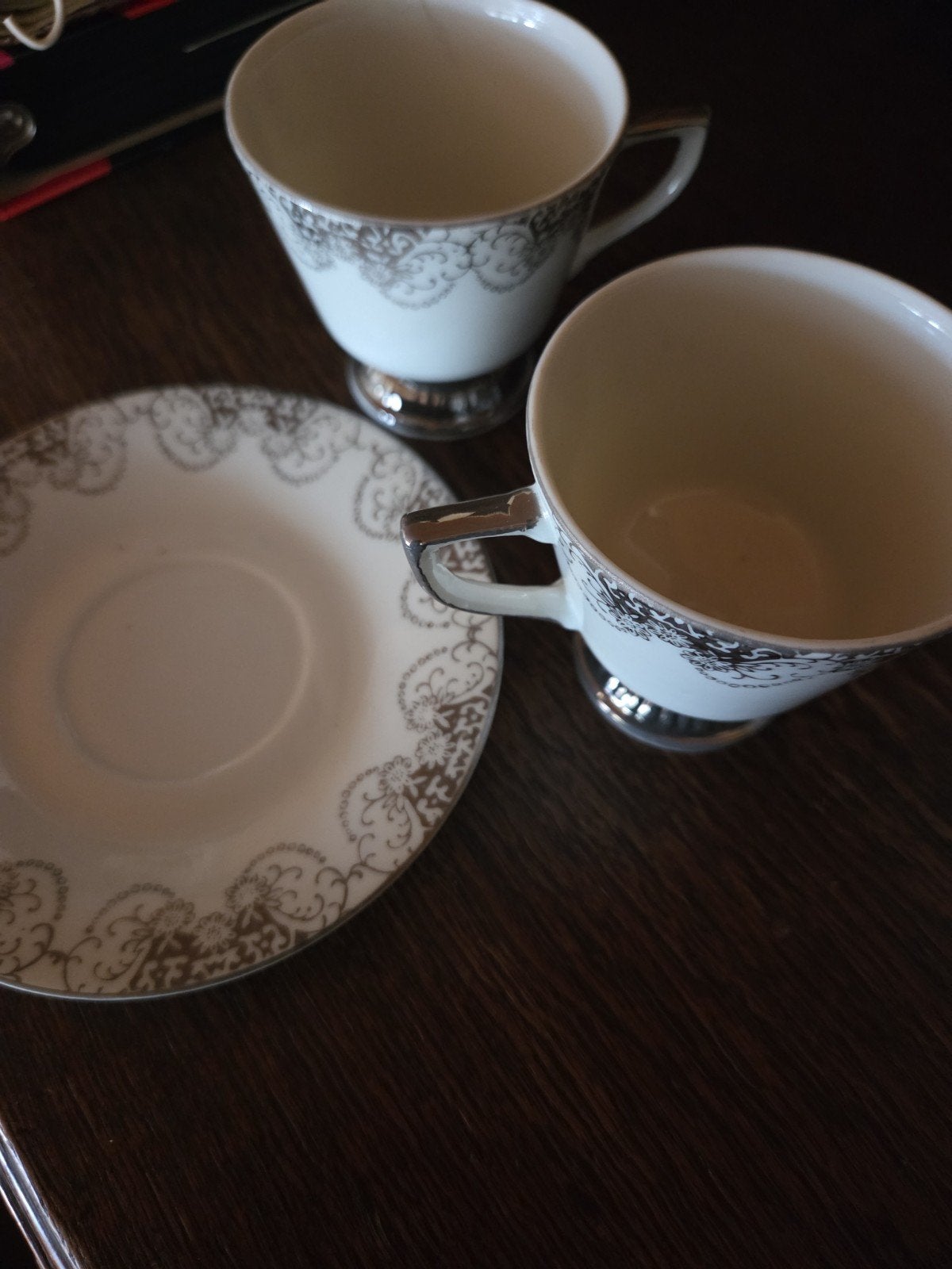 Set van 2 vintage kop en schotels met gouden rand, Antiek en Kunst, Antiek | Servies los, Ophalen of Verzenden