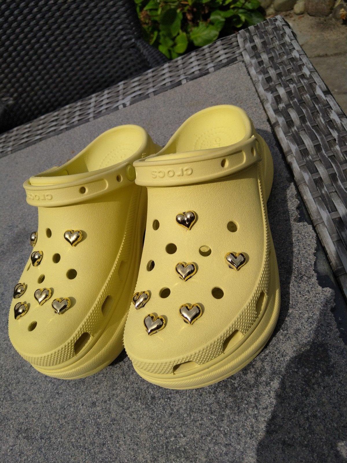 Lichtgele Crocs met hartjes Jibbitz 39/40 - ZGAN, Crocs, Ophalen of Verzenden, Zo goed als nieuw, Geel