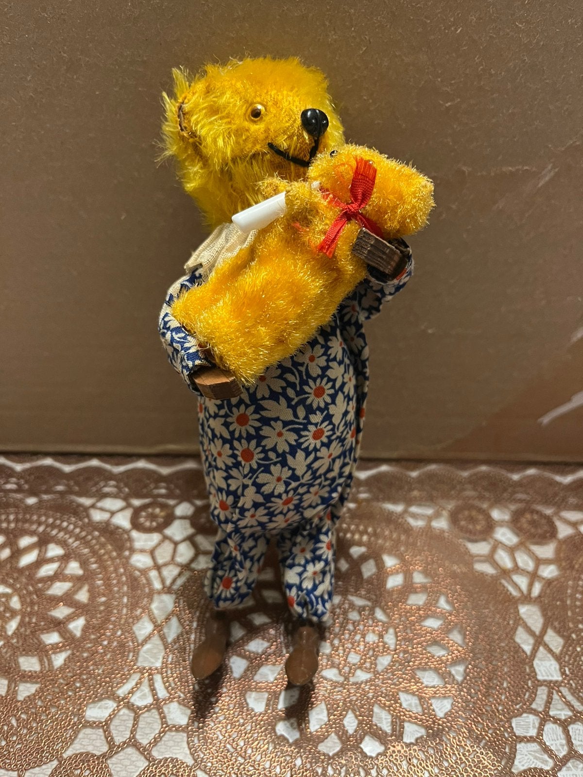 Beertje met baby uit Duitsland, Antiek en Kunst, Ophalen of Verzenden