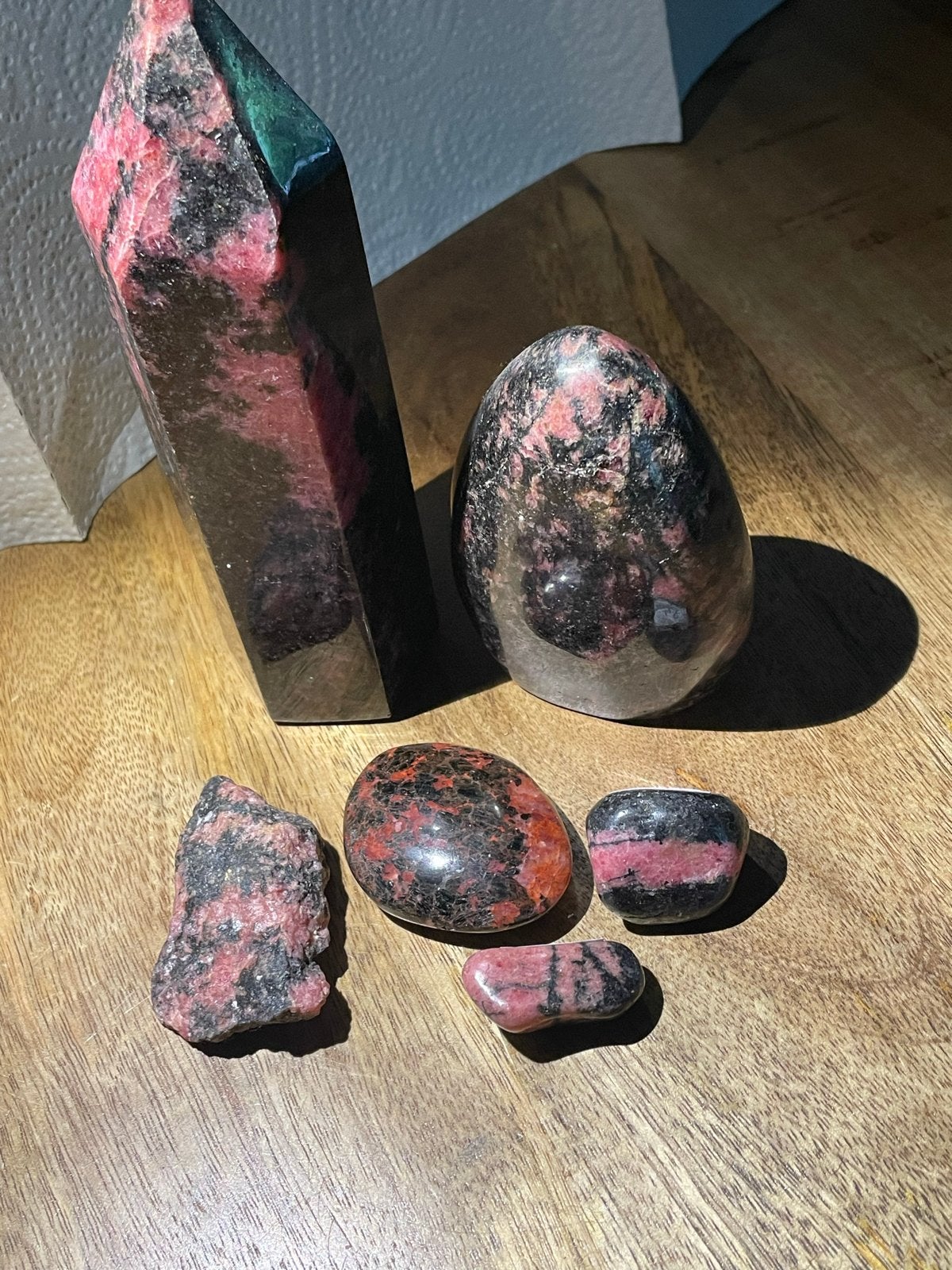 Rhodoniet collectie: obelisk, vrije vorm en getrommelde sten, Ophalen of Verzenden, Mineraal