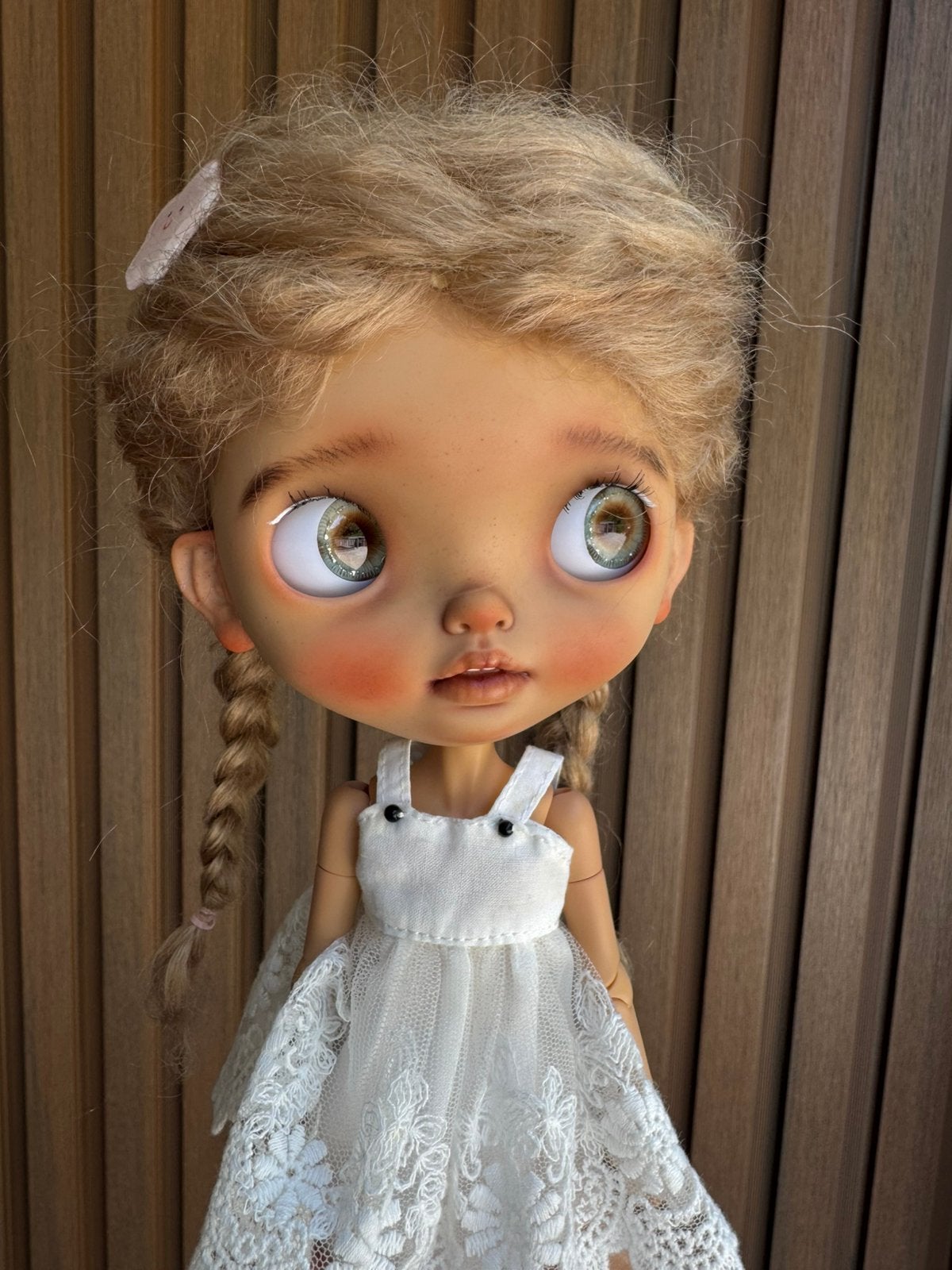 Mohair pruikje voor Blythe met twee vlechten, Verzamelen, Poppen, Ophalen of Verzenden, Zo goed als nieuw, Kleertjes
