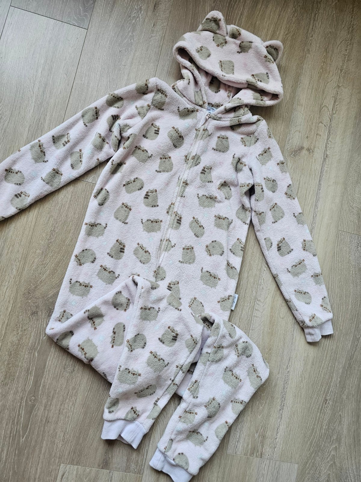 Pusheen onesie - Roze met capuchon en oortjes, Pusheen, Ophalen of Verzenden, Zo goed als nieuw