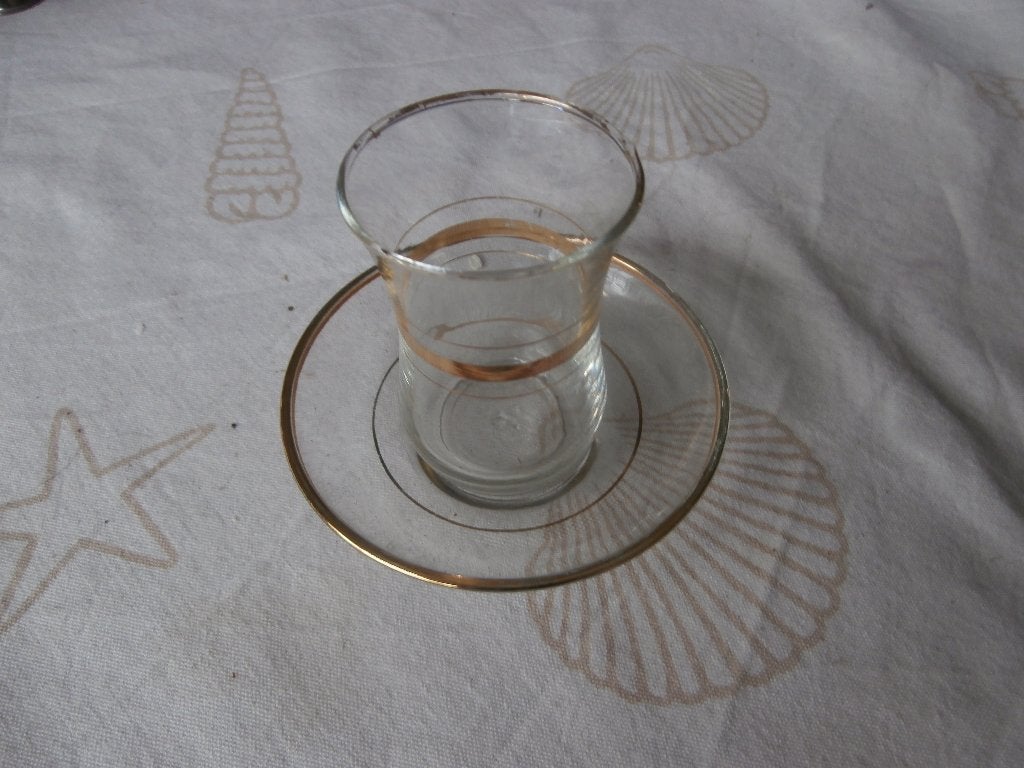 Theeglas met schotel goud randje theekom oosters glas thee, Ophalen of Verzenden, Gebruikt, Overige typen